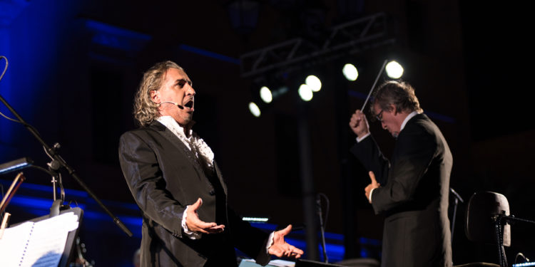 Alberto Gazale trionfa nella sua Sassari con l’Orchestra del De Carolis