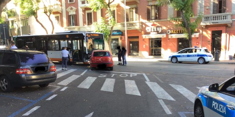 Cagliari, incidente stradale in via della Pineta, due persone in ospedale