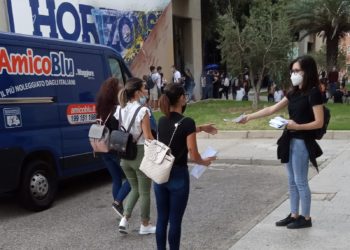 «Via il numero chiuso, salviamo il Servizio Sanitario Nazionale», la protesta degli studenti alla Cittadella di Monserrato