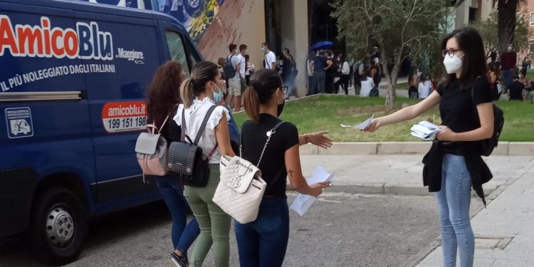 «Via il numero chiuso, salviamo il Servizio Sanitario Nazionale», la protesta degli studenti alla Cittadella di Monserrato
