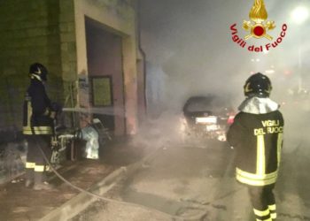Olbia: a fuoco un’auto in via Cavalcanti, sul posto i vigili del fuoco