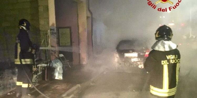 Olbia: a fuoco un’auto in via Cavalcanti, sul posto i vigili del fuoco