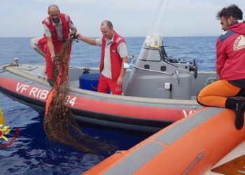 Rete da 25 metri in una secca recuperata dai vigili del fuoco di Sassari