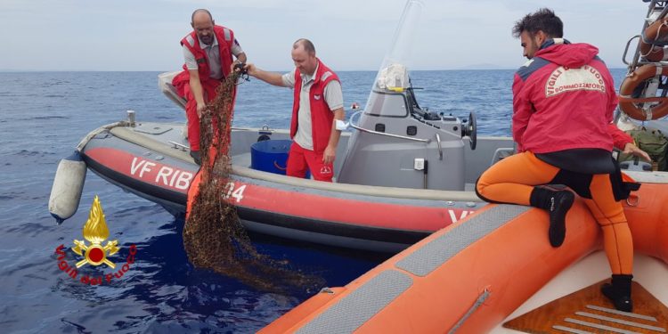 Rete da 25 metri in una secca recuperata dai vigili del fuoco di Sassari