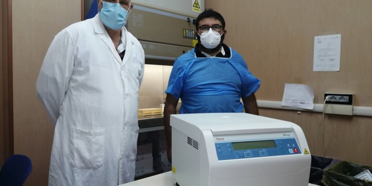 L’associazione AebV di Valledoria ha donato una centrifuga per test sierologici al laboratorio di Microbiologia e virologia dell’Aou di Sassari