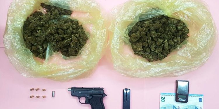 Blitz della Squadra Mobile all’interno di un circolo privato, a Cagliari. Tre arresti per detenzione di droga ed arma da sparo