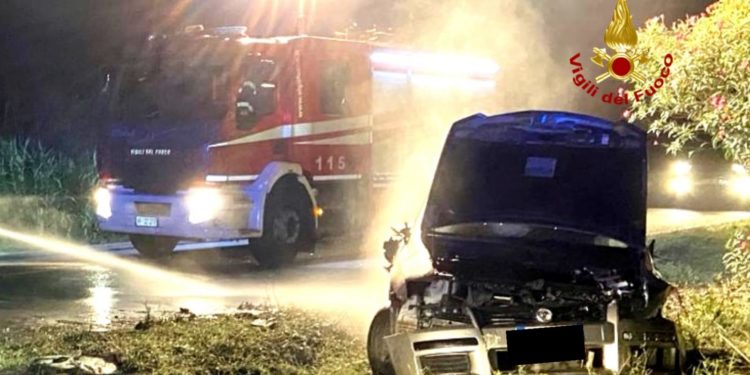 I vigili del fuoco sono intervenuti per un grave incidente verificatosi questa sera sulla strada provinciale n° 15
