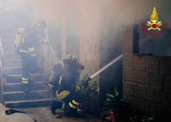 I vigili del fuoco di Cagliari sono intervenuti nel primo pomeriggio ad Arbus, nella via Roma, per l’incendio di un’abitazione