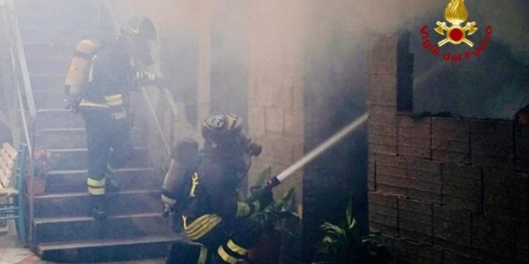 I vigili del fuoco di Cagliari sono intervenuti nel primo pomeriggio ad Arbus, nella via Roma, per l’incendio di un’abitazione