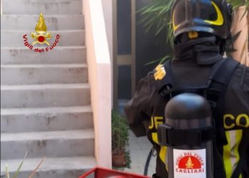 Incendio di un appartamento al piano terra, nel quartiere di Pirri, i vigili del fuoco spengono le fiamme e mettono in sicurezza la struttura