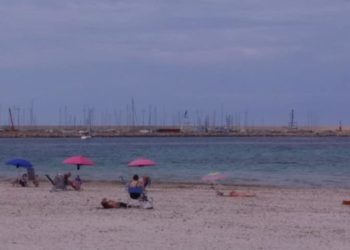 Alghero, alghe nella passeggiata Barcellona. Giovanni Monti (Gruppo Misto): «Il centrosinistra ha distrutto il litorale con interventi sperimentali»