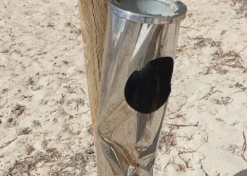 La denuncia di Carla Medau (sindaca di Pula): «Danneggiati 10 posacenere nell’area fumatori nei litorali; sottratte sedie, tavolini e cime»