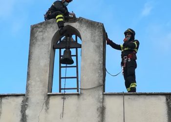 Suelli: i vigili del fuoco mettono in sicurezza la croce in pietra della chiesa di Sant’Antonio