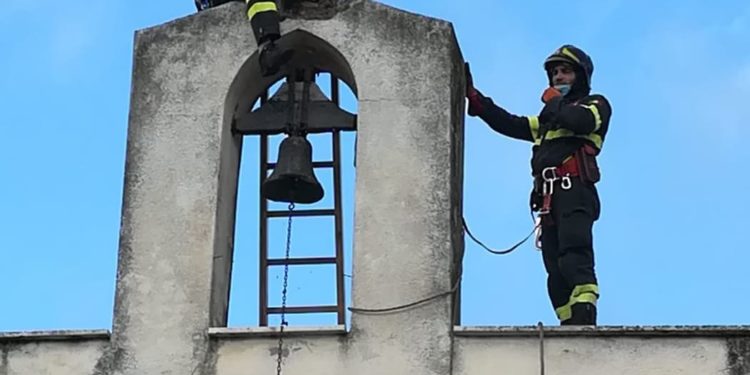 Suelli: i vigili del fuoco mettono in sicurezza la croce in pietra della chiesa di Sant’Antonio
