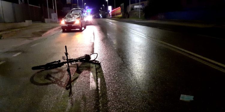 Cagliari: scontro tra una macchina e una bicicletta, una persona in codice rosso