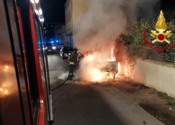 Olbia: a fuoco un autocarro, sul posto i vigili del fuoco
