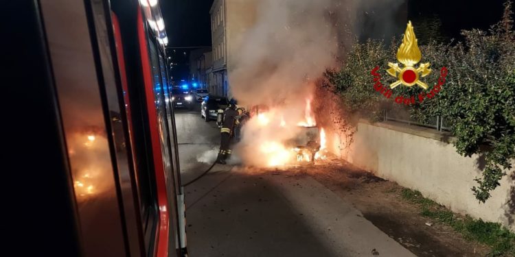 Olbia: a fuoco un autocarro, sul posto i vigili del fuoco