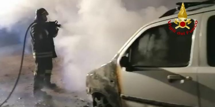 Flumini di Quartu: a fuoco un’auto, sul posto i vigili del fuoco