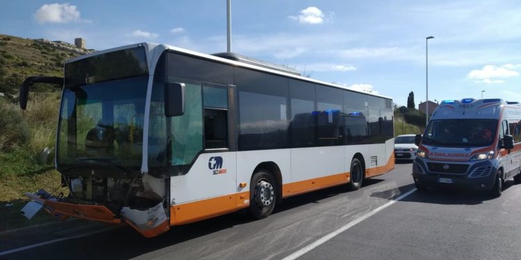Cagliari: scontro tra un autobus del Ctm e un’auto, 68enne in ospedale