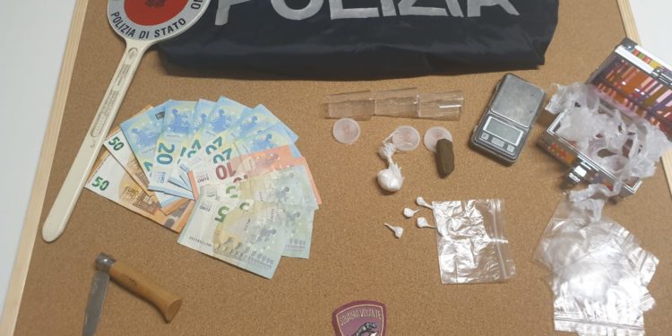 Gli agenti della Polizia di Stato di Quartu Sant’Elena hanno arrestato un 19enne che spacciava all’interno della propria abitazione