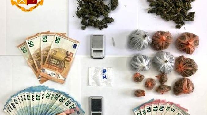 Gli agenti della Polizia di Stato di Cagliari hanno arrestato due giovani che spacciavano all’interno delle proprie abitazioni