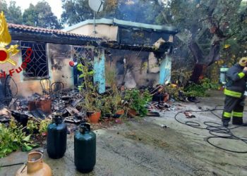 Padru: incendio di un appartamento a Sa Serra, sul posto i vigili del fuoco