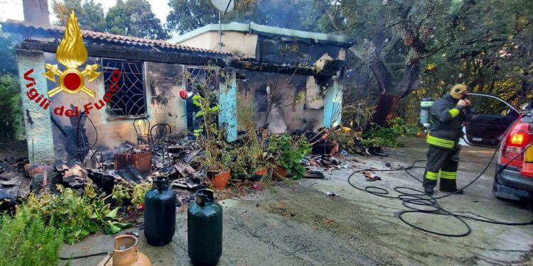 Padru: incendio di un appartamento a Sa Serra, sul posto i vigili del fuoco