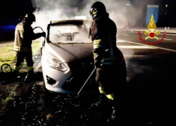 Cagliari: vettura in fiamme sulla 554, sul posto i Vigili del fuoco