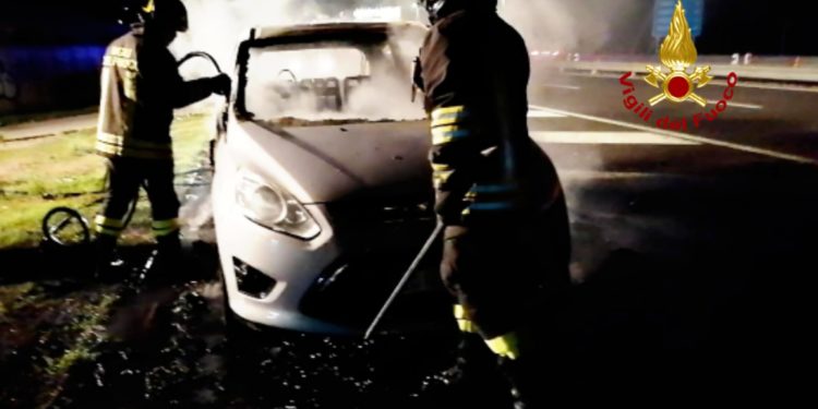 Cagliari: vettura in fiamme sulla 554, sul posto i Vigili del fuoco