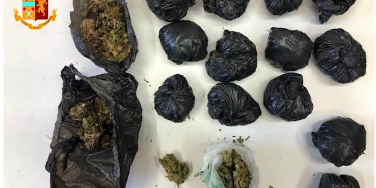 La Polizia di Stato ha arrestato un 27enne cagliaritano che spacciava all’interno della propria abitazione, a Sinnai