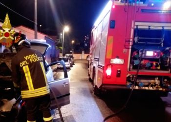 Sarroch: a fuoco un’autovettura in via Matteotti, sul posto i vigili del fuoco
