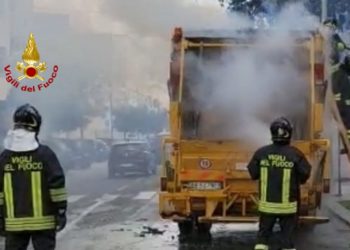 Vigili del fuoco in azione, a Quartu Sant’Elena, per spegnere l’incendio di un compattatore dei rifiuti