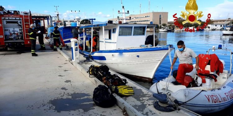 A Cagliari, è stata soccorsa un’imbarcazione ormeggiata nel molo pescatori “Sa Perdixedda”
