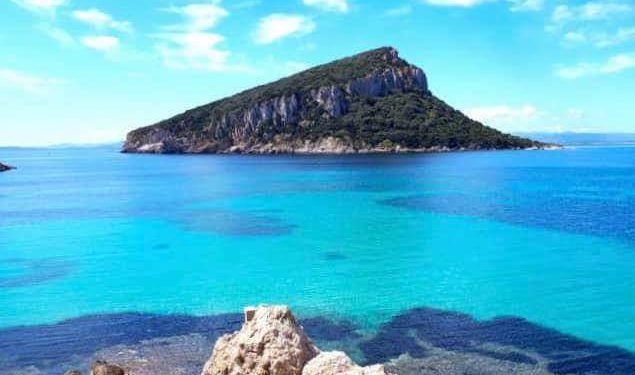 La denuncia del comitato Salviamo la costa di Golfo Aranci: «L’Amministrazione comunale ha accolto le richieste di incontro dell’azienda Effediemme»