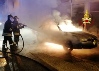 A Sestu incendio ad un’auto in sosta, i vigili del fuoco spengono le fiamme e mettono in sicurezza l’area circostante