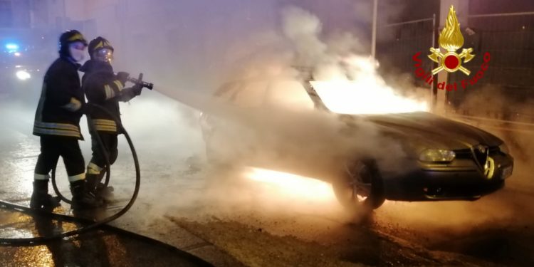 A Sestu incendio ad un’auto in sosta, i vigili del fuoco spengono le fiamme e mettono in sicurezza l’area circostante