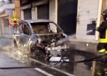 Incendio di un’auto a Monserrato, sul posto di vigili del fuoco