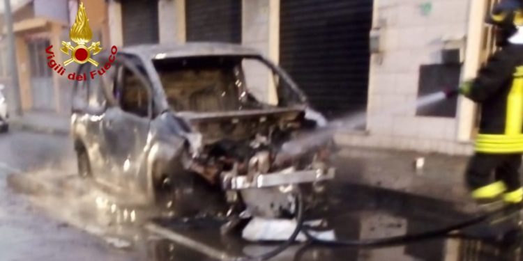 Incendio di un’auto a Monserrato, sul posto di vigili del fuoco