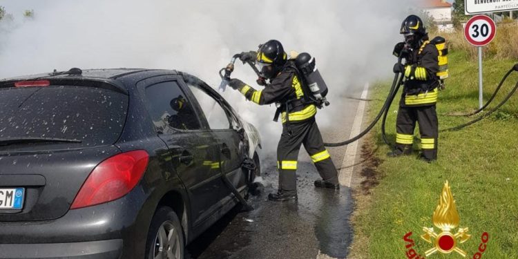 Un incendio si è sviluppato su un’autovettura in marcia, all’ingresso di Dolianova, sulmposto i vigili del fuoco