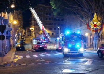 Incendio di una copertura in un attico in piazza Jenne, a Cagliari, i vigili del fuoco spengono le fiamme e mettono in sicurezza l’area