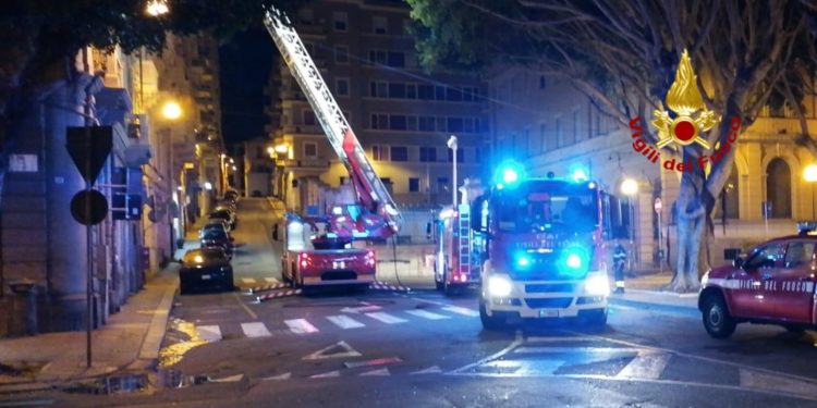 Incendio di una copertura in un attico in piazza Jenne, a Cagliari, i vigili del fuoco spengono le fiamme e mettono in sicurezza l’area