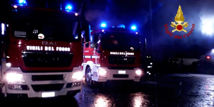I vigili del fuoco sono intervenuti questa sera sulla SS 130, in territorio di Decimomannu, per un incendio che si è sviluppato all’interno di una ditta di demolizioni