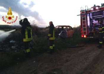 Incendio di rifiuti masserizie e carcasse d’auto alla periferia di Dolianova, sul posto i Vigili del fuoco e la Polizia locale