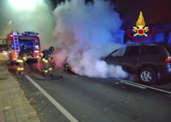 Incendio di un’auto in sosta nella notte a Cagliari, sul posto i vigili del fuoco e gli agenti della Questura