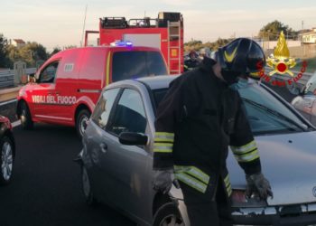 In fiamme un’auto in transito sulla SS 554, sul posto i Vigili del fuoco