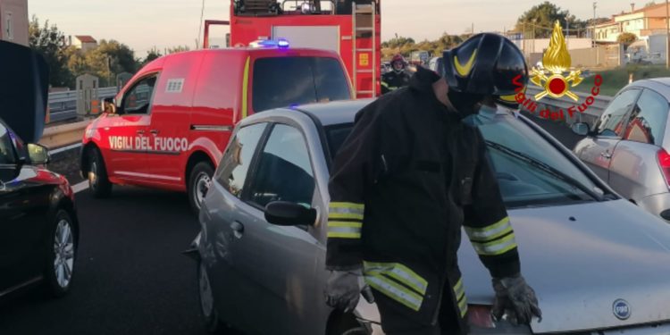 In fiamme un’auto in transito sulla SS 554, sul posto i Vigili del fuoco