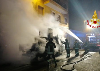 I Vigili del fuoco, a Quartu, hanno spento le fiamme dell’incendio di un autocarro in sosta e messo in sicurezza l’area