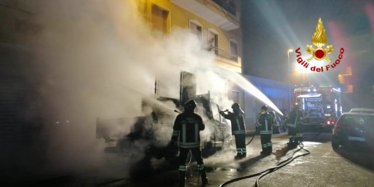 I Vigili del fuoco, a Quartu, hanno spento le fiamme dell’incendio di un autocarro in sosta e messo in sicurezza l’area