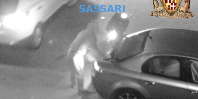 Sassari, abbandono indiscriminato dei rifiuti: le foto trappole incastrano 40 persone