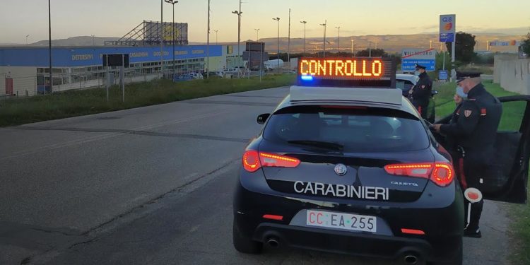 I carabinieri di Villacidro hanno arrestato un 34enne della Repubblica Ceca per resistenza a pubblico ufficiale e porto abusivo di coltello di genere proibito